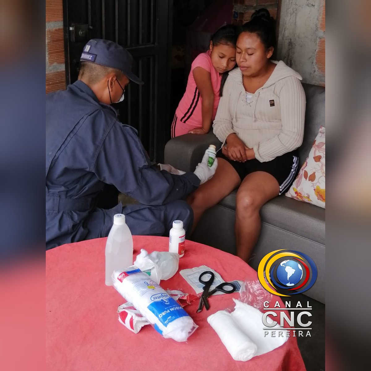 NCEjeCafetero's tweet photo. #Atención

Soldados del  Batallón de Ingenieros de #Desminado Humanitario N. º 2 prestan primeros auxilios a habitante de la vereda San Joaquín La Línea de Supía #Caldas, que presentaba #heridas en una de sus piernas.
@COL_EJERCITO https://t.co/PgFvpVJDQQ