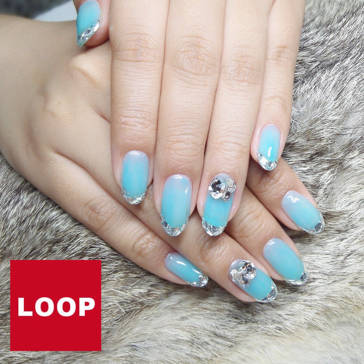 ネイルサロン Loop 夜も営業してます 完全予約制 透明感あるターコイズブルーのガラスフレンチ ポイントのビジューも豪華 ガラスフレンチ 北堀江ネイルサロンloop 定額制ネイルサロン 追加料金なし 持ち込みデザイン リクエストデザイン