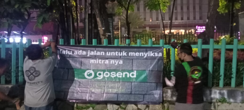 arifnovianto_id's tweet photo. "Selalu ada jalan untuk menyiksa mitranya", kalimat salah satu spanduk yg dibentangkan di beberapa tempat keramaian oleh kurir GoKilat yg saat ini mogok kerja. Spanduk lain bertuliskan "Hati nurani kalian mati, insentif dikebiri saat pandemi."

#kurirmelawan https://t.co/GcPBHpwgK5
