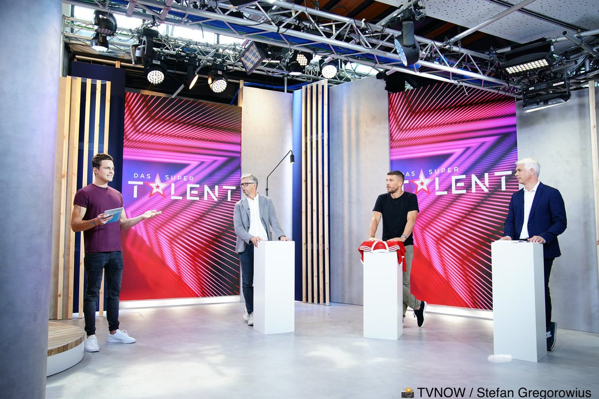 Der Königstransfer ist perfekt. 👑 

Willkommen im <a href="/RTLde/">RTL</a>-Kader und viel Erfolg in der Supertalent-Jury, lieber <a href="/Podolski10/">Lukas-Podolski.com</a>! 🤝