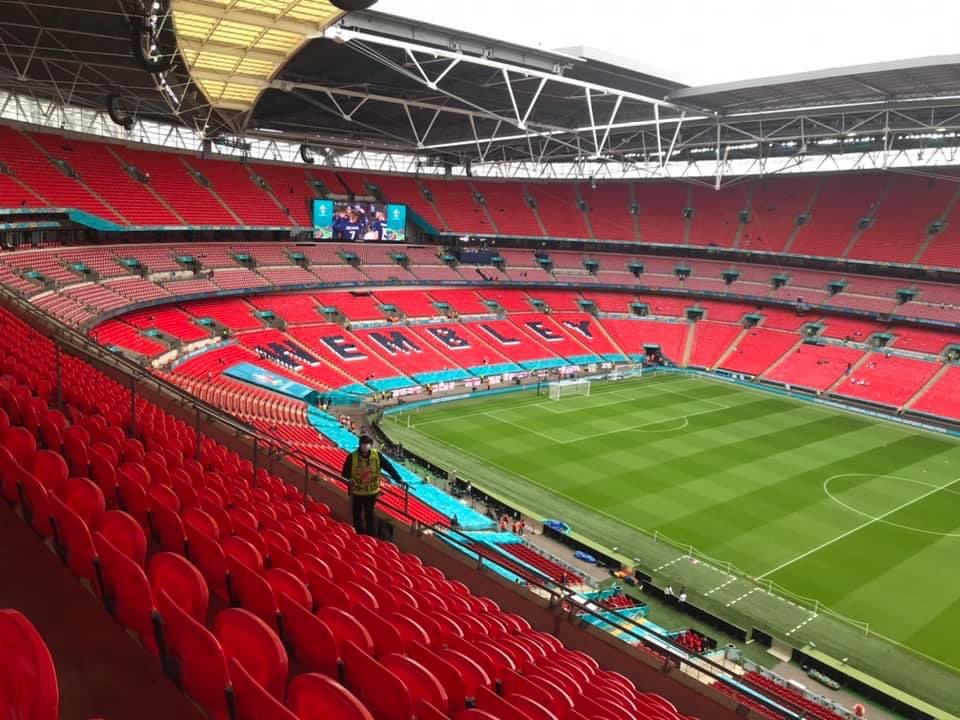 kaydee_x's tweet photo. Boys at Wembley so I’m watching love island without him tutting… all about balance 🤣 https://t.co/EOx7TPuUqT