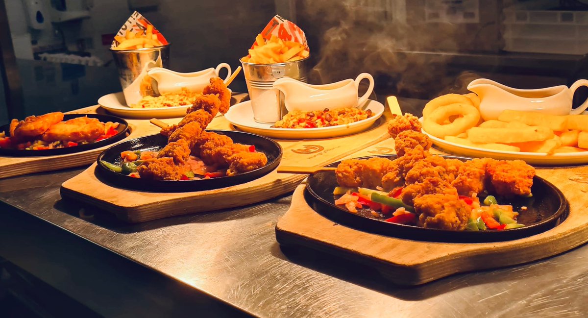 Anyone for a Mix it Up? 😍 Tuesday means our Mix It Ups and our selected Big Plate Classics are just £5.50! 👨‍🍳 
#chestnuttree #hungryhorse #greeneking #greenekingpubs #barnsley #barnsleypub #bigplate #tuesday