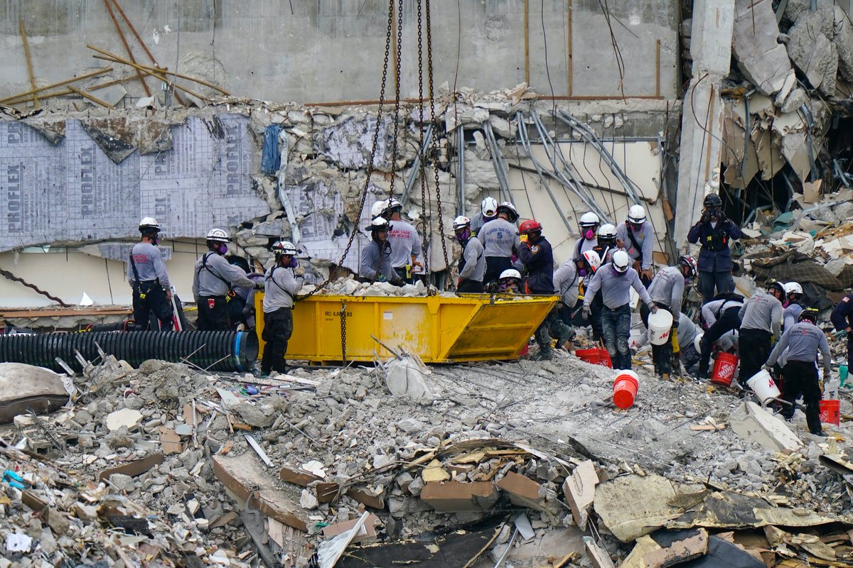 ajplusespanol's tweet photo. Hay 150 personas desaparecidas tras el desplome de Champlain Towers, en Florida.
Se han hallado 11 personas muertas.
En abril, la administración del condominio advirtió a los residentes que daños identificados en 2018 habían empeorado significativamente.
https://t.co/USSkhsA4sC