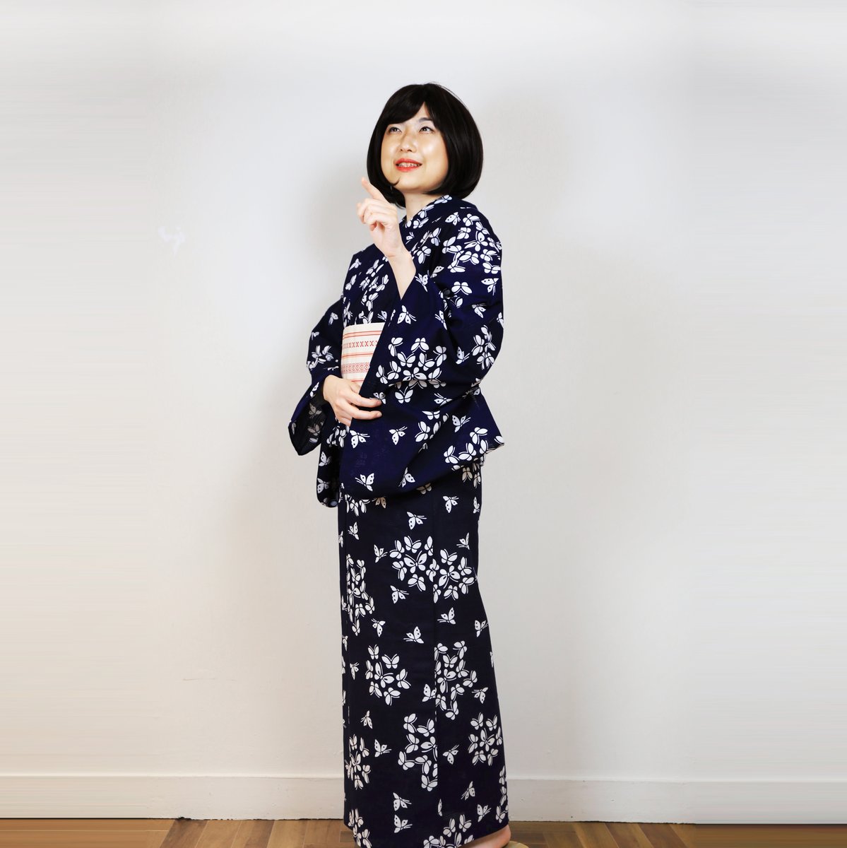 銀座橘苑 ぎんざたちばなえん V Twitter 横に透け感をだした横絽の紺地をベースに 白い小さな蝶々が本当に飛んでいるようです 伝統的な紺白も浴衣の王道です 鈴 女浴衣 注染 着物 和装 通販サイト 銀座喜染 T Co Apfjmzloms