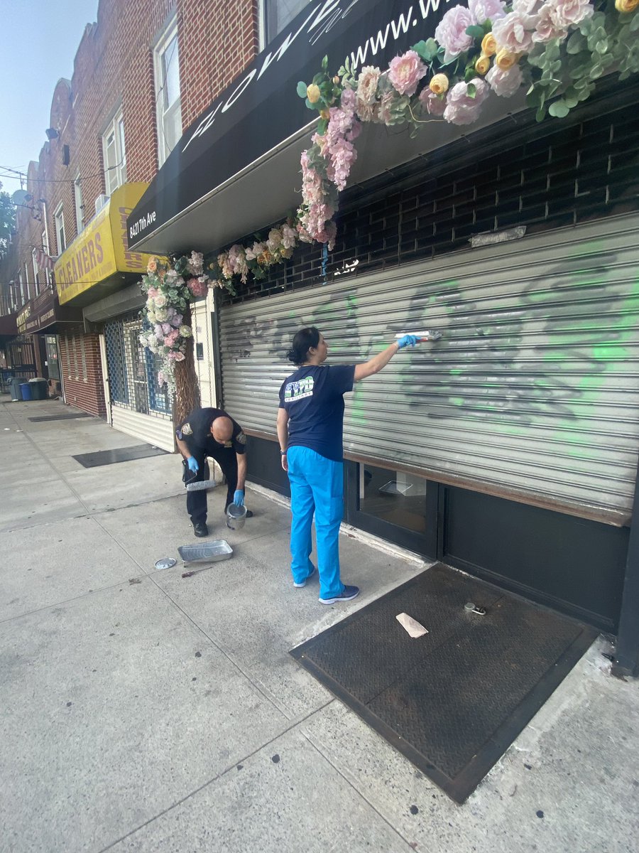 NYPD68Pct's tweet photo. Another graffiti cleanup by your 68 Auxiliary Officers and Explorers #Post2268. We even had a community member who was walking by stop to give us a hand. This is the true definition of teamwork! 💪 https://t.co/W0VueABiMg
