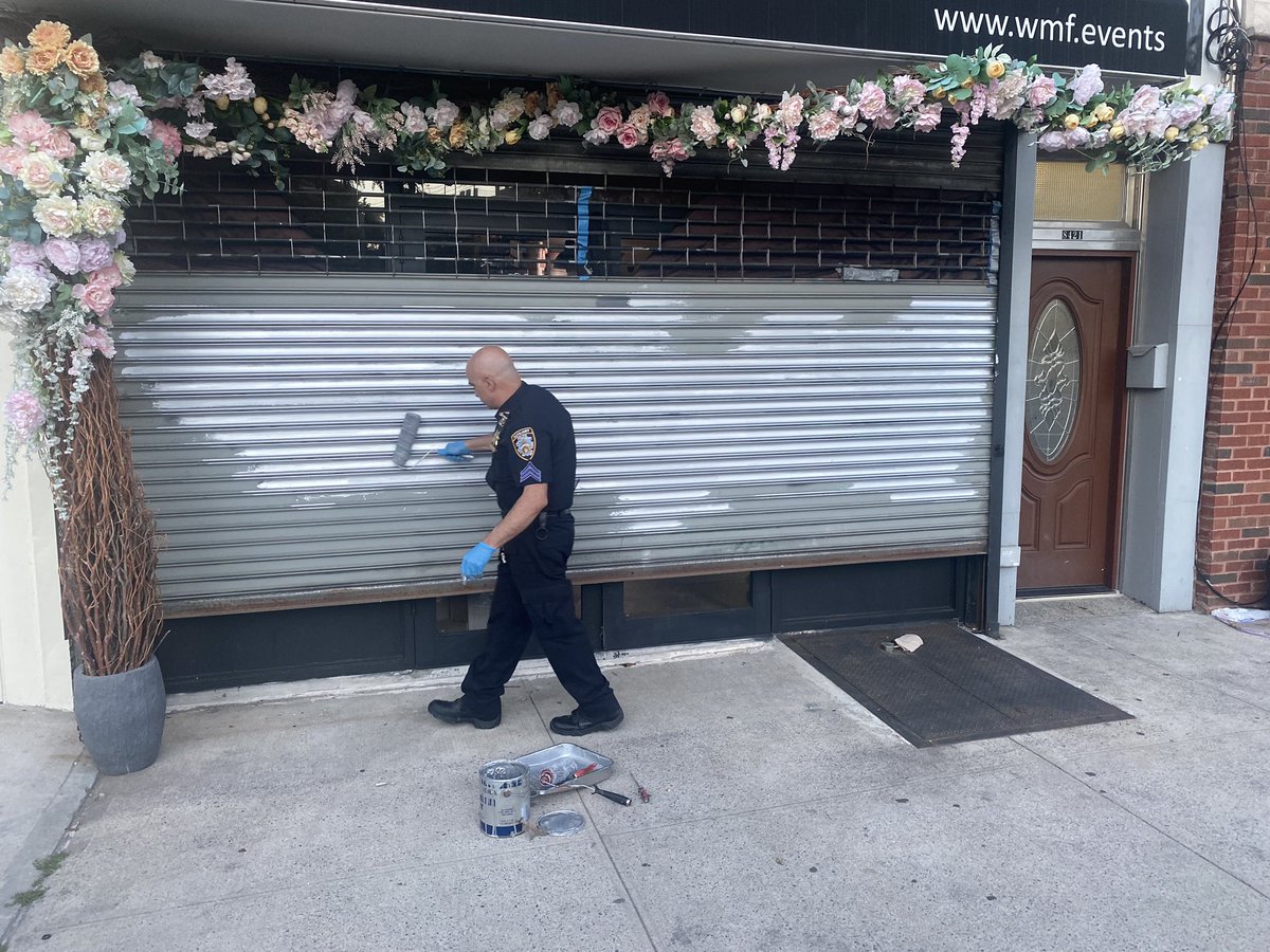 NYPD68Pct's tweet photo. Another graffiti cleanup by your 68 Auxiliary Officers and Explorers #Post2268. We even had a community member who was walking by stop to give us a hand. This is the true definition of teamwork! 💪 https://t.co/W0VueABiMg