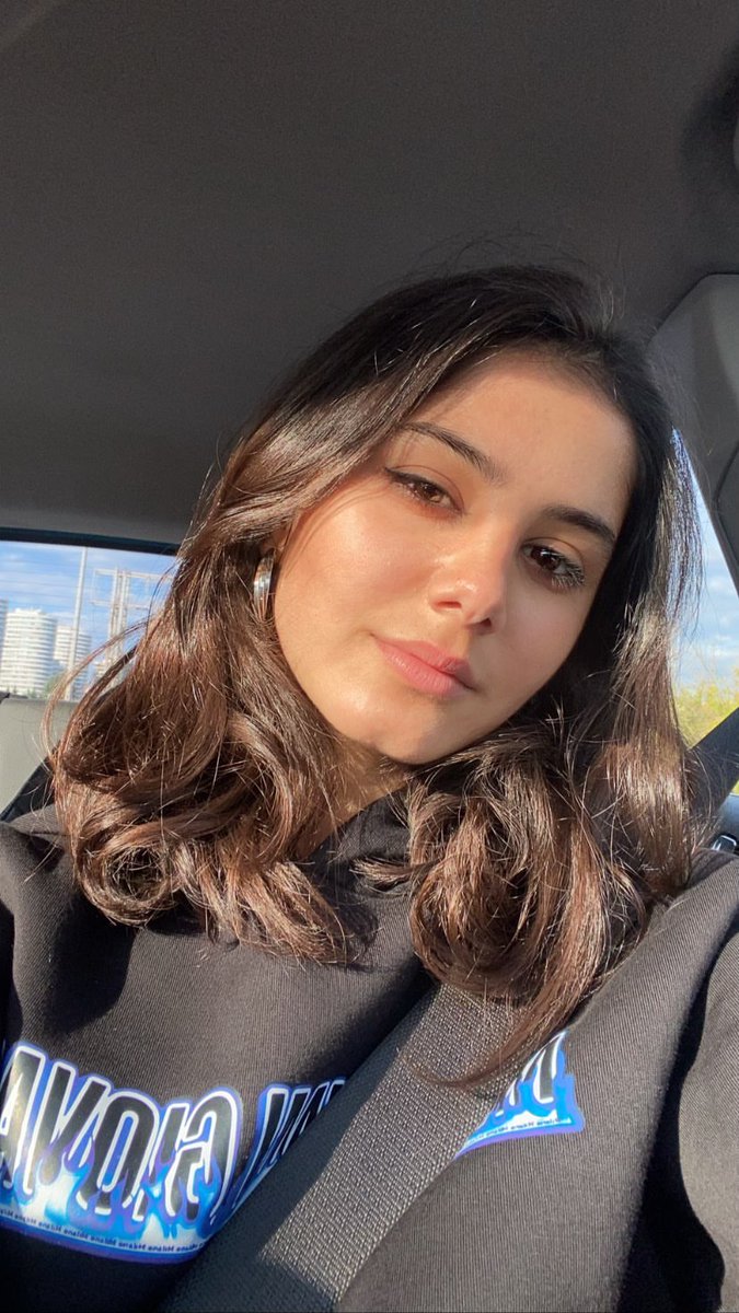 plienelune_'s tweet photo. Birleşip oyunculuk dersi vermeniz gerek konular var..
#helinkandemir #SuBurcuYazgıCoskun https://t.co/wznRF0VgBI