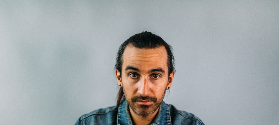 BRADY GREY RELEASES POIGNANT ‘THREE CROWS’
Indie-folk singer-songwriter Brady Grey recently released his LP, Three Crows, an album flanked by love and pain.

Written during his wife’s diagnosis of Ehlers-Danlos Syndrome, a connective tissue disorder

rawckus.com/brady-grey-rel…