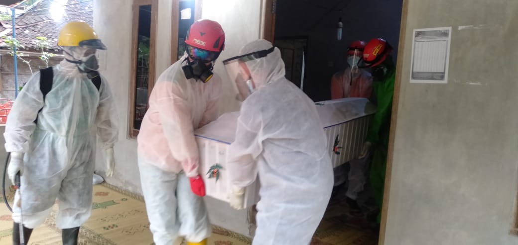 kokamgeka's tweet photo. Kembali menerima panggilan untuk bantuan pemakaman jenazah Covid 19 yang meninggal di rumah, di Tepus Gunungkidul. Dibantu armada @TepusHumas @resgunungkidul.
Penambahan kapasitas ruang isolasi di RS belum mampu menampung. Mohon bantu pengendalian hulu, dengan tertib 6M. https://t.co/sm36Om5PmF