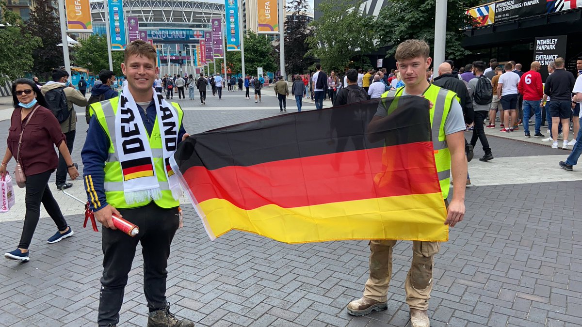 Deutsche Fans in #Wembley ?? No: Shaun und Ben aus Irland #ENGGER #EM