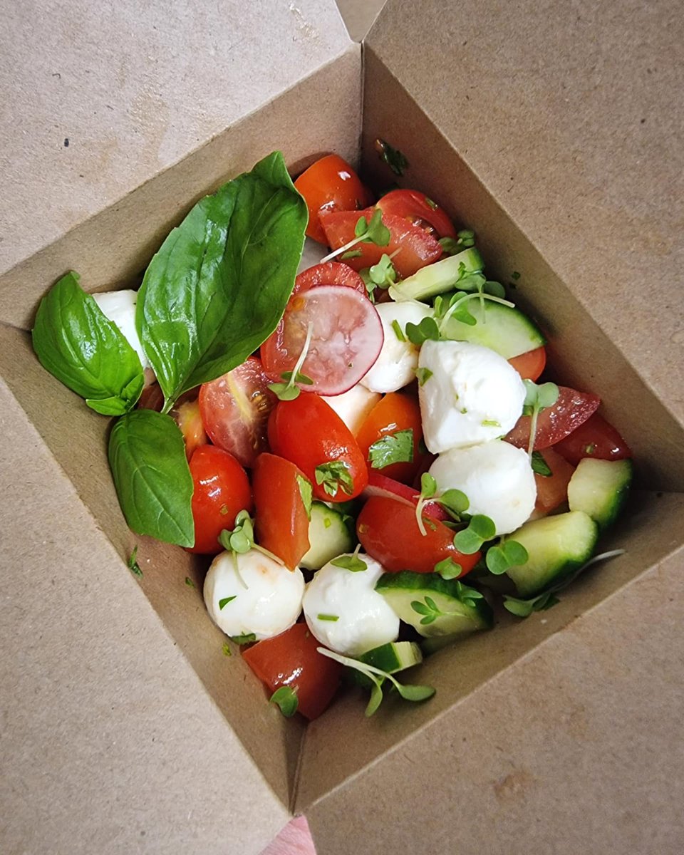 ImMedCafe's tweet photo. Socially distanced lunches made with ❤
.
Let us know if you would like to have a team lunch meeting. We will be happy to help! 👨🏻‍🍳👩🏻‍🍳
.
.
.
.
#SafetyFirst #Hospitality #HospitalityIndustry #LetsGetLondonMoving #ChickenCaesar #Healthy #WeLoveThisBusines #LondonStoreys @BaxterStorey https://t.co/I1N1WtK3hi