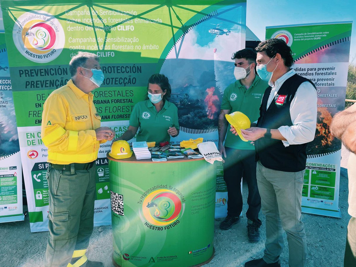 CILIFO_UE's tweet photo. ▶️Sigue su ruta 🚐 por #Andalucía la campaña de prevención de incendios de interfase urbano-forestal (#IUF). Hoy en #CañosDeMeca, en #Barbarte (Cádiz), donde el DT de @AgriculturAnd @dsanchezroman ha visitado el punto de información ℹ️. https://t.co/7WMzHvG8bl
