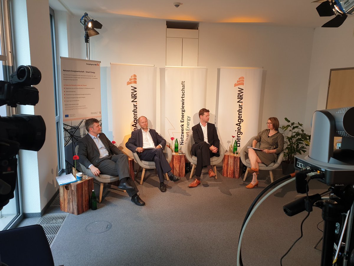 MWinter_1's tweet photo. Der Vormittag unserer Jahrestagung #Energiewirtschaft der @EANRW ist vorbei. Highlight waren die spannenden Podiumsdiskussionen mit unseren Referenten u.a. von @BETAachen, @Next_Kraftwerke, @WSWWuppertal, @bdew_nrw. Jetzt geht es in den interaktiven Teil mit einem Mural-Board. https://t.co/tboC6nyeYK