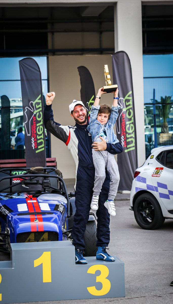 Quick Sigorta <a href="/barkinpinar/">Barkın Pınar</a>  ve oğluyla kupaya uzandı! 🏆

Intercity Gold Cup’ın 2.ayağı İstanbul Park F1 pistinde gerçekleşti. Quick Sigorta sponsorluğunda yarışan Barkın Pınar, çekişmeli geçen yarışı 3. tamamladı ve podyumda kupayı oğluyla kaldırdı.