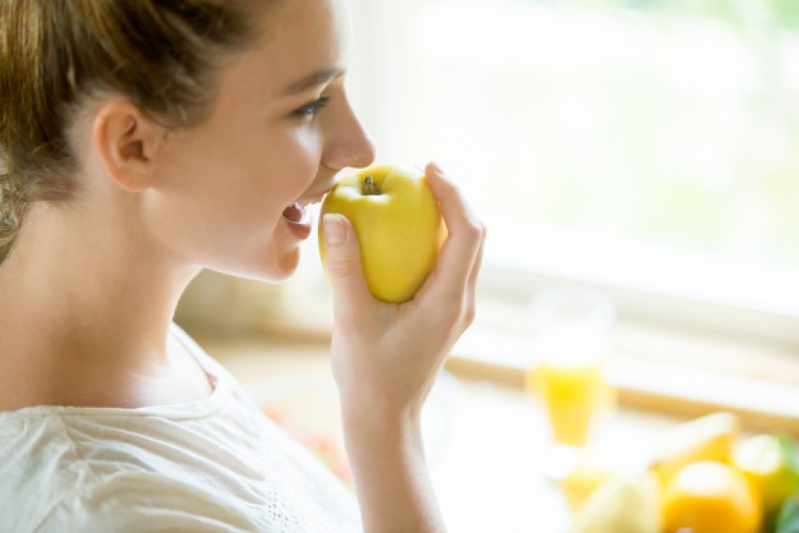 CNSJ_Dentistas's tweet photo. Una dieta saludable es fundamental para mantener una óptima salud oral. Desde el @CNSJ_Dentistas recordamos que, independientemente de lo que se coma, siempre quedan restos alimentarios que hay que eliminar con un adecuado cepillado dental.

👉🏻 https://t.co/2e646juhNa https://t.co/HxZy8iIxwm