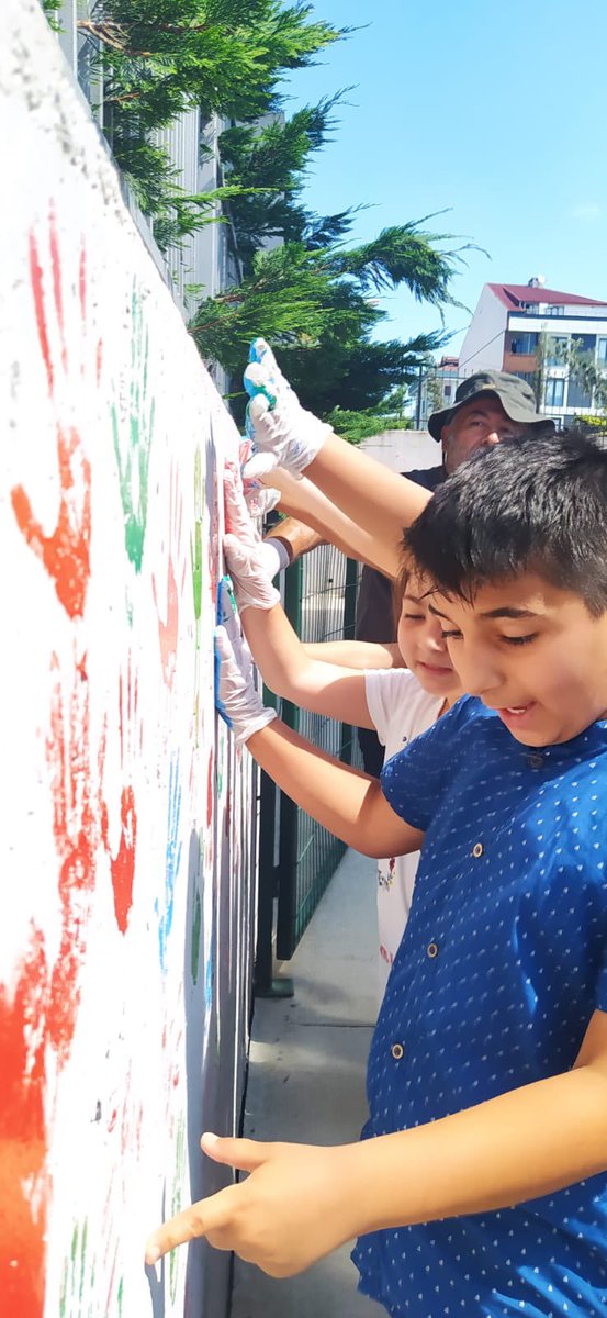 DAHA RENKLİ BİR OKUL İÇİN, öğretmen ve öğrencilerimizle duvarlarımıza el baskısı yaptık. <a href="/tcmeb/">Millî Eğitim Bakanlığı</a> <a href="/ziyaselcuk/">Ziya Selçuk</a> <a href="/istanbulilmem/">İstanbul İl Millî Eğitim Müdürlüğü</a> <a href="/memleventyazici/">Levent Yazıcı</a> <a href="/Arnavutkoy_K/">Arnavutköy Kaymakamlığı</a> <a href="/ARNAVUTKOYMEM/">Arnavutköy İlçe Millî Eğitim Müdürlüğü</a> <a href="/HasipTurhan/">Hasip Turhan</a>