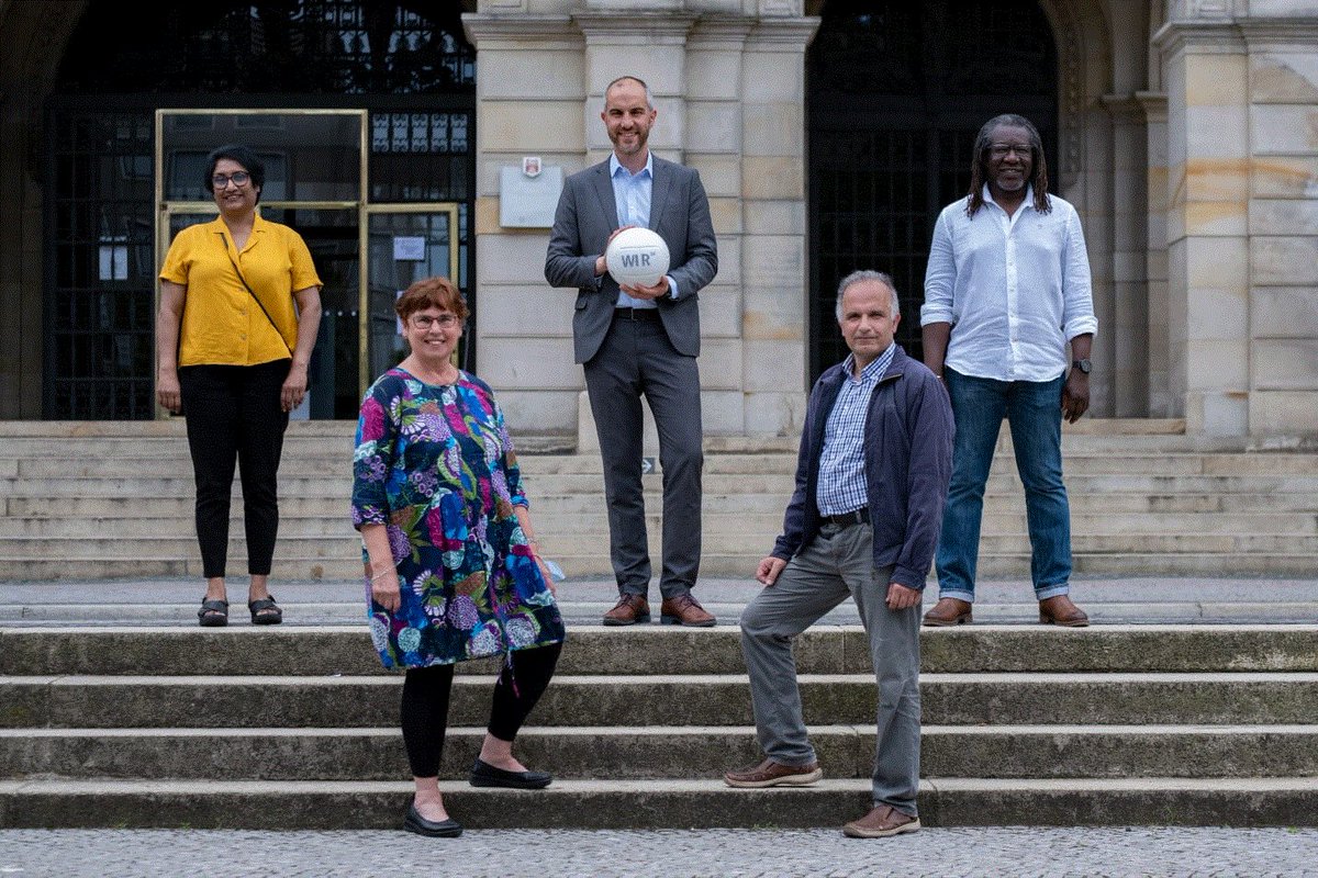 Während der Fussball-EM den Lokalen Integrationsplan WIR 2.0 nicht vergessen! OB Belit Onay mit Mitgliedern des MiSO-Vorstands. presse.hannover-stadt.de/pmDetail.cfm?p…