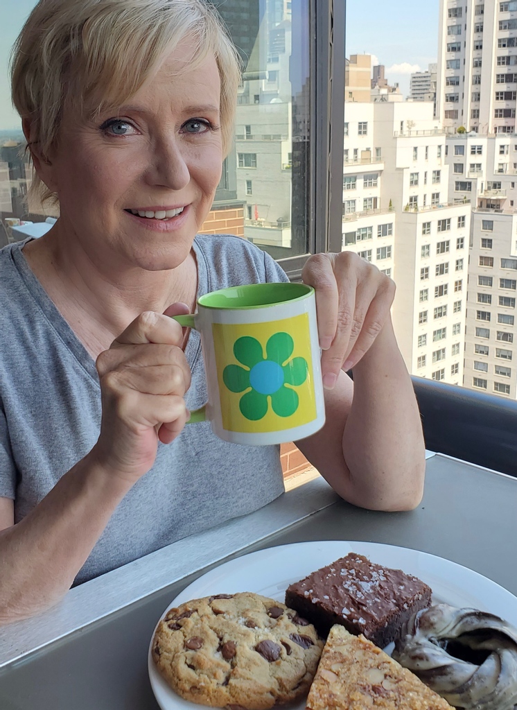 Therealeveplumb's tweet photo. Having some coffee in my PlumbGoods Daisy Collection Mug and enjoying some delicious pastries from @mottleykitchen!

https://t.co/1fXSMluBaB

#plumbgoods #eveplumb #daisy #HGTV #bradybunch #janbrady #coffee #design #funproducts #bronx #newyork #cookies #brownies #doughnuts https://t.co/lnAVeBEgk4