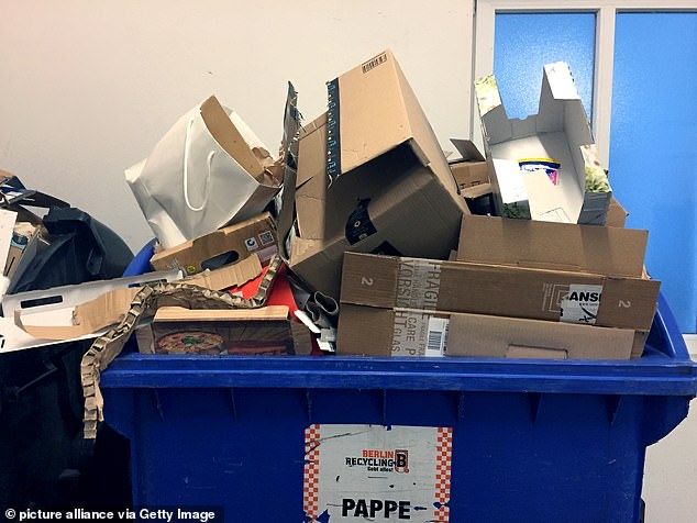 AlBowlin1's tweet photo. In 2018, more than 6.2 billion #packages were sent through USPS, double 2009. A third of residential #packaging #material can't be #recycled. Our guests share insight into how we can be more #productive with our #trash! https://t.co/3fcCQRD9Ib #amazoneffect #Global #garbage https://t.co/zgs4zl17Go