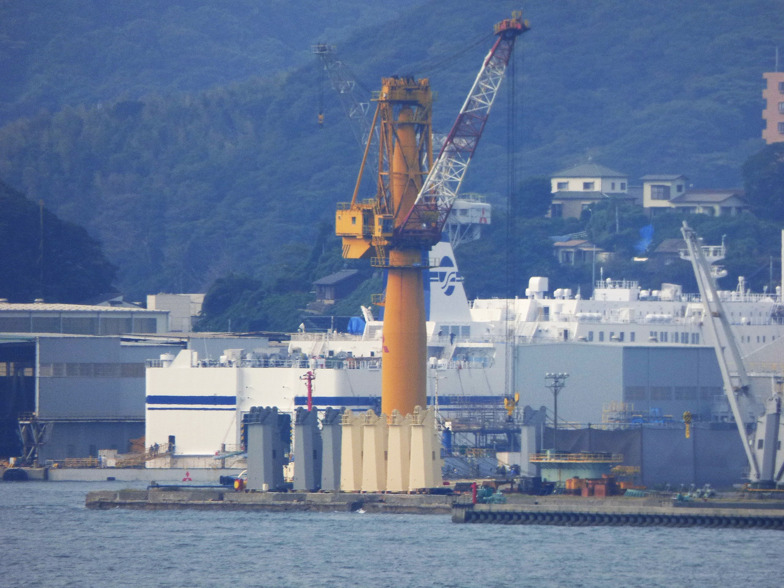 まも 起重機船 Lt 鵬 Gt 下関港にある三菱のドックで活躍する100ｔ吊り非自航式起重機船 見た目は完全に造船所の岸壁に居るジブクレーンで地元民でさえ船と知らない人も多い 山陽本線の車窓からでも見える位置によく泊まっており フェリー等の工事に