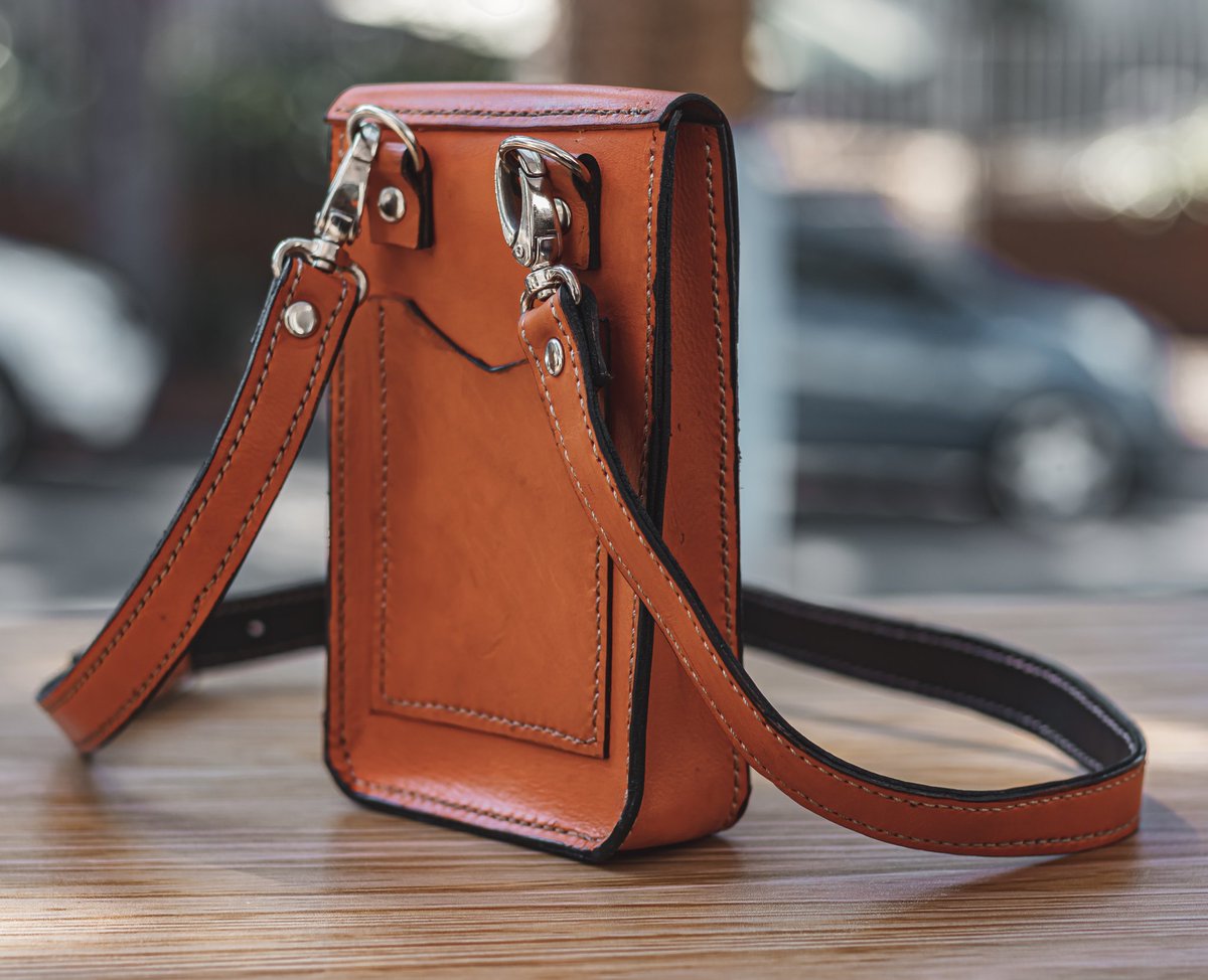 WynesA_'s tweet photo. The Crossbody Phone Holster 🟠

📸:@snamandla_ | @SnaCreatives 

#wynesaccesories #handcrafted #DJSBU #handmade https://t.co/6TaR9WiFqF