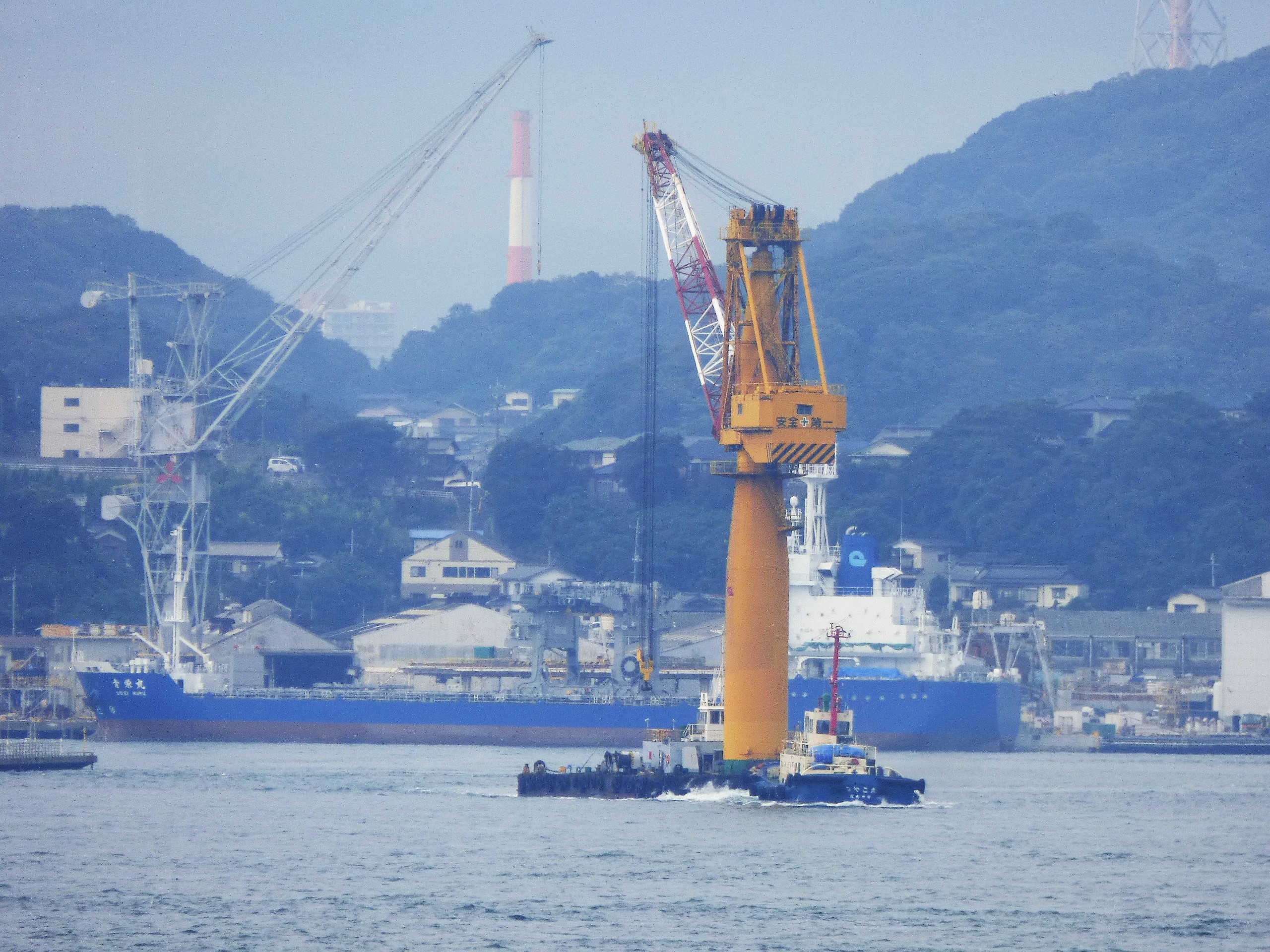 まも 起重機船 Lt 鵬 Gt 下関港にある三菱のドックで活躍する100ｔ吊り非自航式起重機船 見た目は完全に造船所の岸壁に居るジブクレーンで地元民でさえ船と知らない人も多い 山陽本線の車窓からでも見える位置によく泊まっており フェリー等の工事に