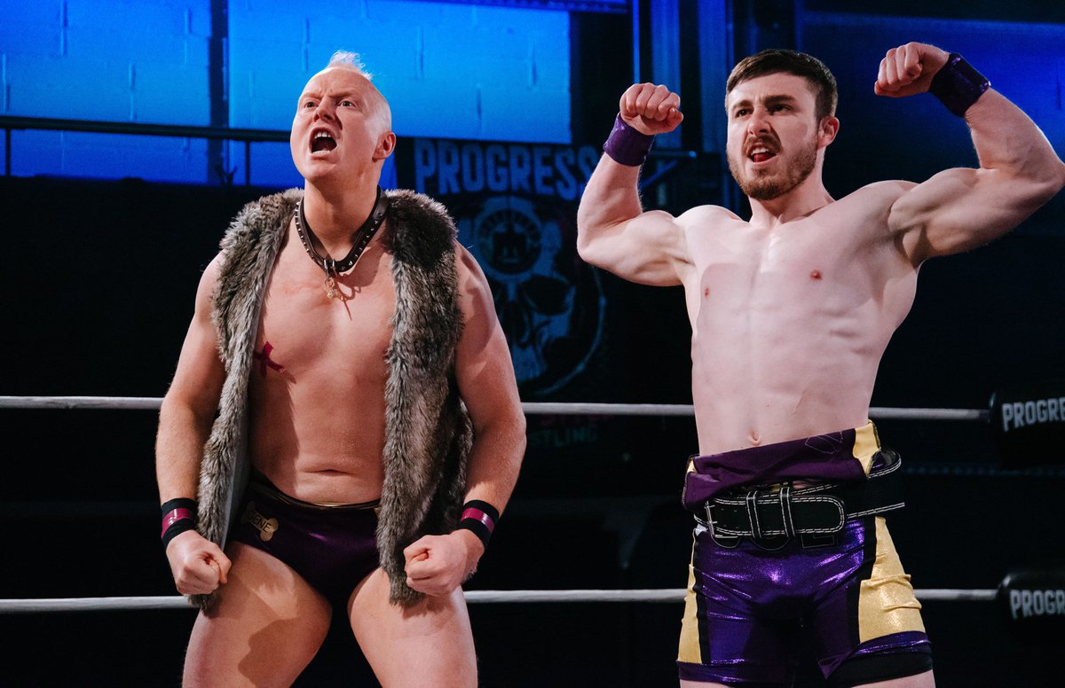 imsomunny's tweet photo. Can we all just take a fucking moment and appreciate how hench Big Guns is and how awful it is for my ego to have to stand next to him
@theheaddrop / @ThisIs_Progress https://t.co/KXpZOWMvxR