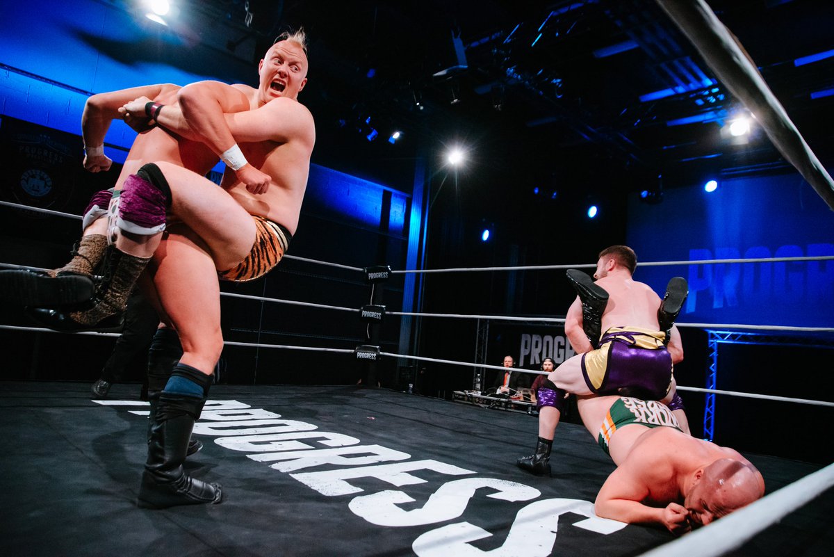 imsomunny's tweet photo. Can we all just take a fucking moment and appreciate how hench Big Guns is and how awful it is for my ego to have to stand next to him
@theheaddrop / @ThisIs_Progress https://t.co/KXpZOWMvxR