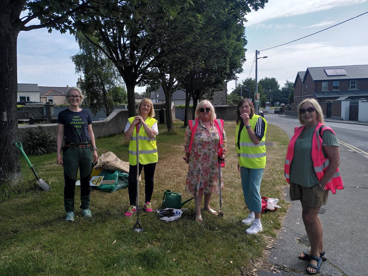 catherineeats's tweet photo. A super morning in Ringsend getting the soil preparation done for the latest @ChangexHQ Dublin pocket forests. All hands on deck and the job done. Special thanks to @oshsmum19 for our fab new infographic to explain it all to passers by #wormsatwork #pocketforests https://t.co/HTc6JI8bQa