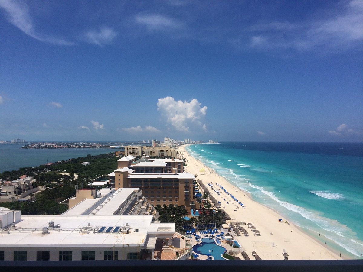 hectordelvalle's tweet photo. @beltrandelrio @HMorfinS y todo Cancun felices porque nos saludaste esta mañana. Aquí nadie le cambia, ¿como para qué? …y el que le cambia al 90.7 es de a tiro muy pazguato. https://t.co/ChA2o8vdUm