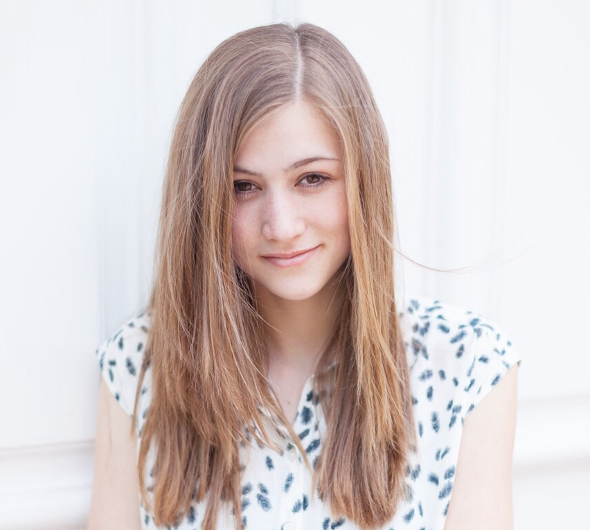 Steffi, 24 jaar oud, ging even de stad in om nog snel een nieuw kleedje te kopen voor de trouw van een vriendin. Uit het niets werd ze tijdens het winkelen doodgestoken door een “Allahu Akbar”-roepende Somaliër. Nog zeven andere vrouwen werden bij diezelfde aanval neergestoken.