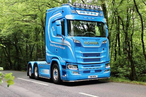 RoadTrucksLtd's tweet photo. Ronan Travers Haulage, Omagh, Co Tyrone has just taken delivery of this very smart looking 540 S A6X2NB.
Ronan is seen here taking delivery of this top of the range S Cab from Harry McQuillan, Sales Executive.
#scania #540S #timberindustry #forestry #roadtrucksltd https://t.co/MTrTm6JTAm