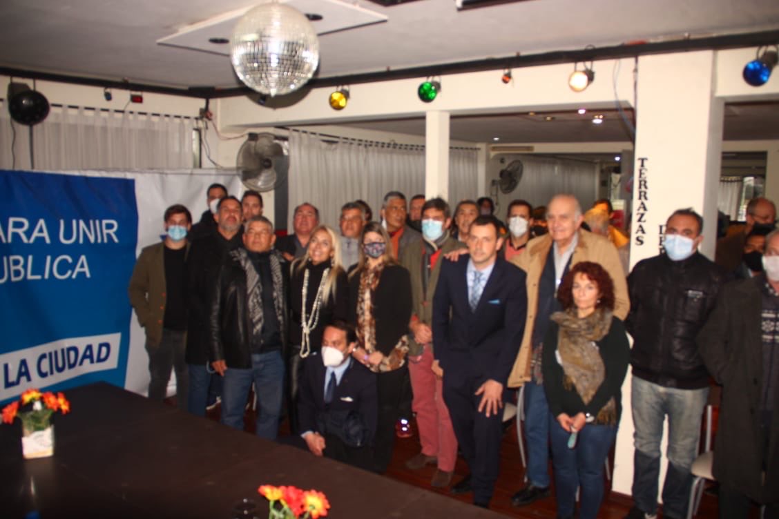 DiputadoAsseff's tweet photo. Ayer en la inauguración de un local en La Plata. Promovió el encuentro y convocó Jonatan Alvarez emprendedor del cinturón verde frutihorticola de la ciudad ⁦@PatoBullrich⁩ ⁦@GustavoFerragut⁩ https://t.co/jkJYQeUQ5h