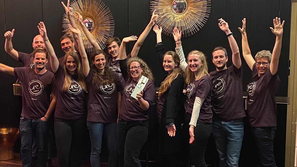 savefood_ch's tweet photo. @reCIRCLEnow stellt sich vor: 
reCIRCLE ist eine Bewegung, eine kleine Revolution. Deshalb haben wir alle eine starke Motivation für die Sache! Wir sind überzeugt, dass zirkuläre Mehrweglösungen die Zukunft sind und arbeiten zusammen für dieses Ziel. 

👉 https://t.co/mPZy5HcZ3W https://t.co/EqphqPKuyn