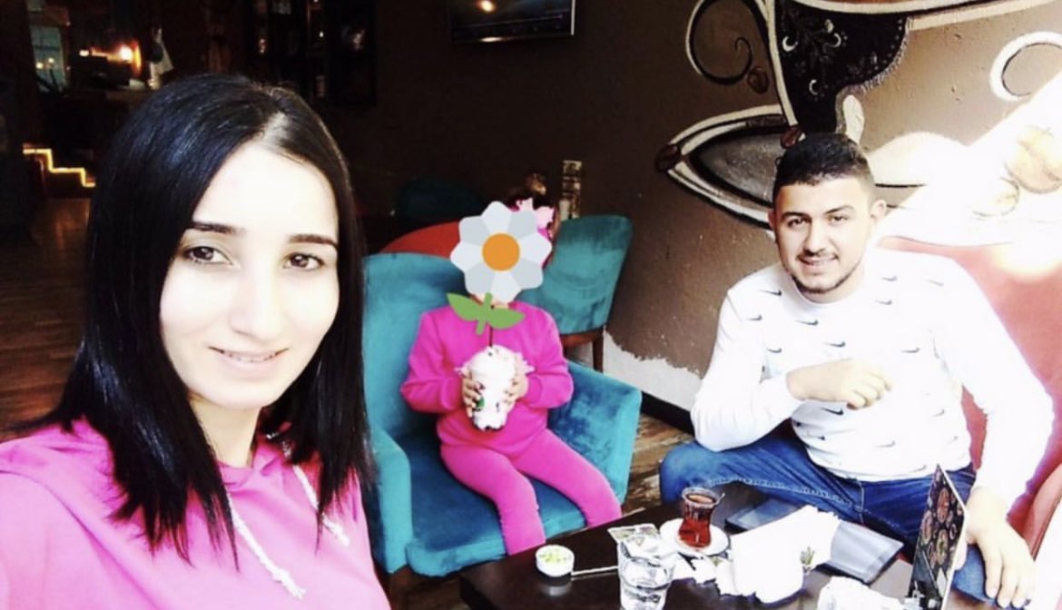 Başrolde oynayan kişileri neden saklıyorsunuz
Mağdur olan saklanır kollanir
Bu iki insan kılıklınin posteri bu yurdun heryerine asılmali
Rahmi Akman ve Merve Akman tez zamanda geberin inşallah #Elmalida2Cocuk
#ELMALIDAVASI