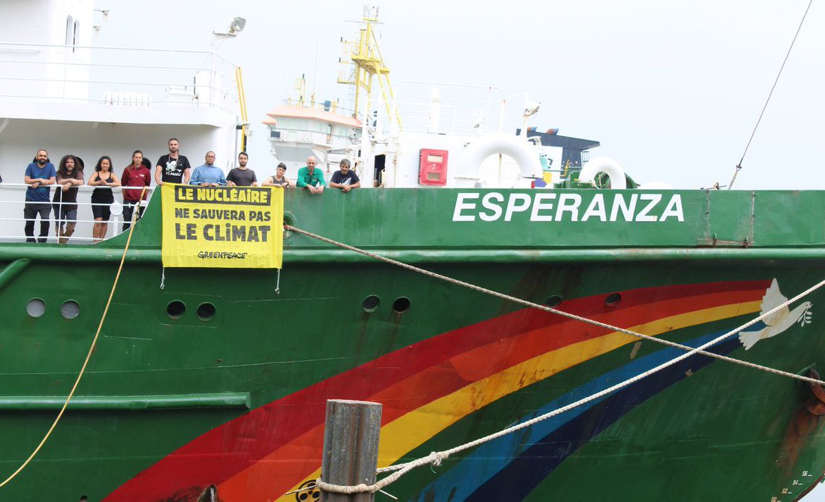 greenpeacefr's tweet photo. #40ansCaSuffit Prolonger de 10 ans la durée de vie des centrales nucléaires ne sauvera pas le climat. Soutien des marins de l'Esperanza aux activistes en procès aujourd'hui ✊ https://t.co/36PRvZ5Qa6