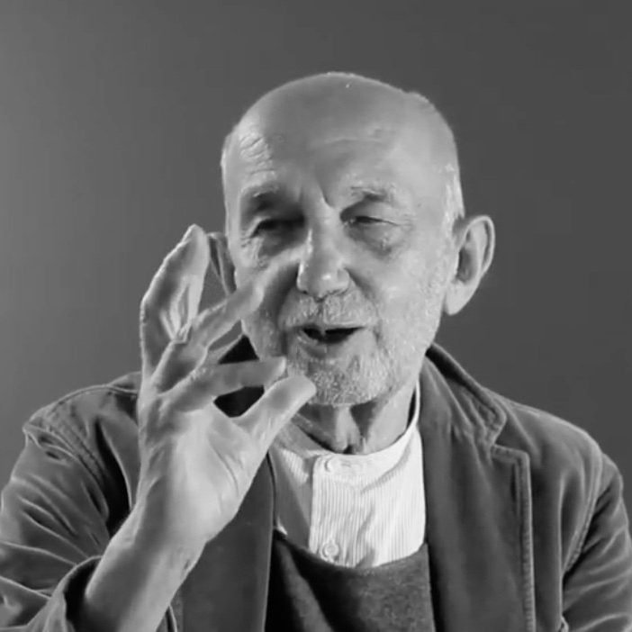 curiousoctopus's tweet photo. The death at 93 of Umberto Riva, often referred to as the "master of light," is also an opportunity to celebrate his amazing work https://t.co/25dlhqNkNL (images via @CortesiGallery, a portrait and the Veronese table lamp for @BarovierToso, 1984) https://t.co/m0QYepy4Uh