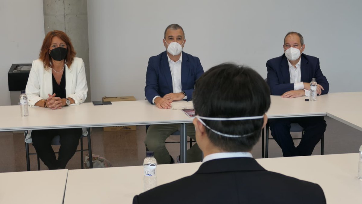 jaumecollboni's tweet image. Damos la bienvenida a nuestra ciudad a Zhu Jingyang, nuevo cónsul general de la República Popular China

🌎🤝 #Barcelona y #China tienen una relación estratégica muy importante, y su activa participación en el #MWC2021 es una buena muestra de ello