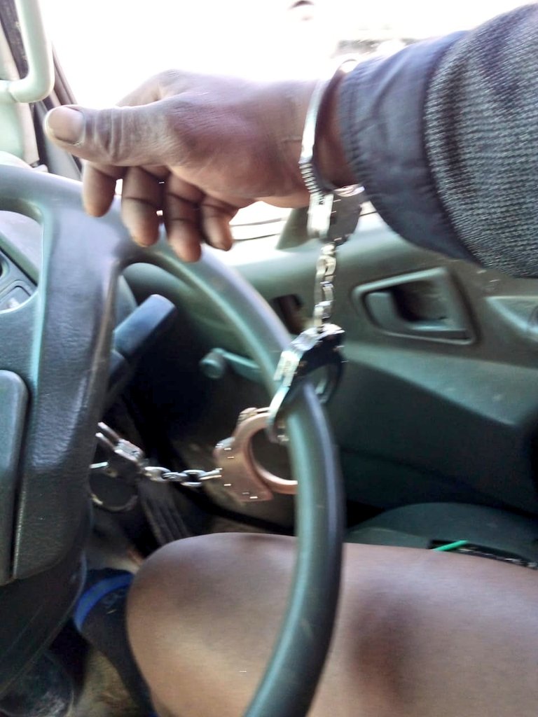 bonifacemwangi's tweet photo. Zechariah Hamisi was driving his truck today. He says a cop stopped him and demanded a sh2000 bribe, he offered Sh200. They disagreed. He was beaten, chained on the wheel. He has managed to escape after they opened the handcuffs. His truck KBC 180S is now at Athi River Police St. https://t.co/7J7ZfAzMZP