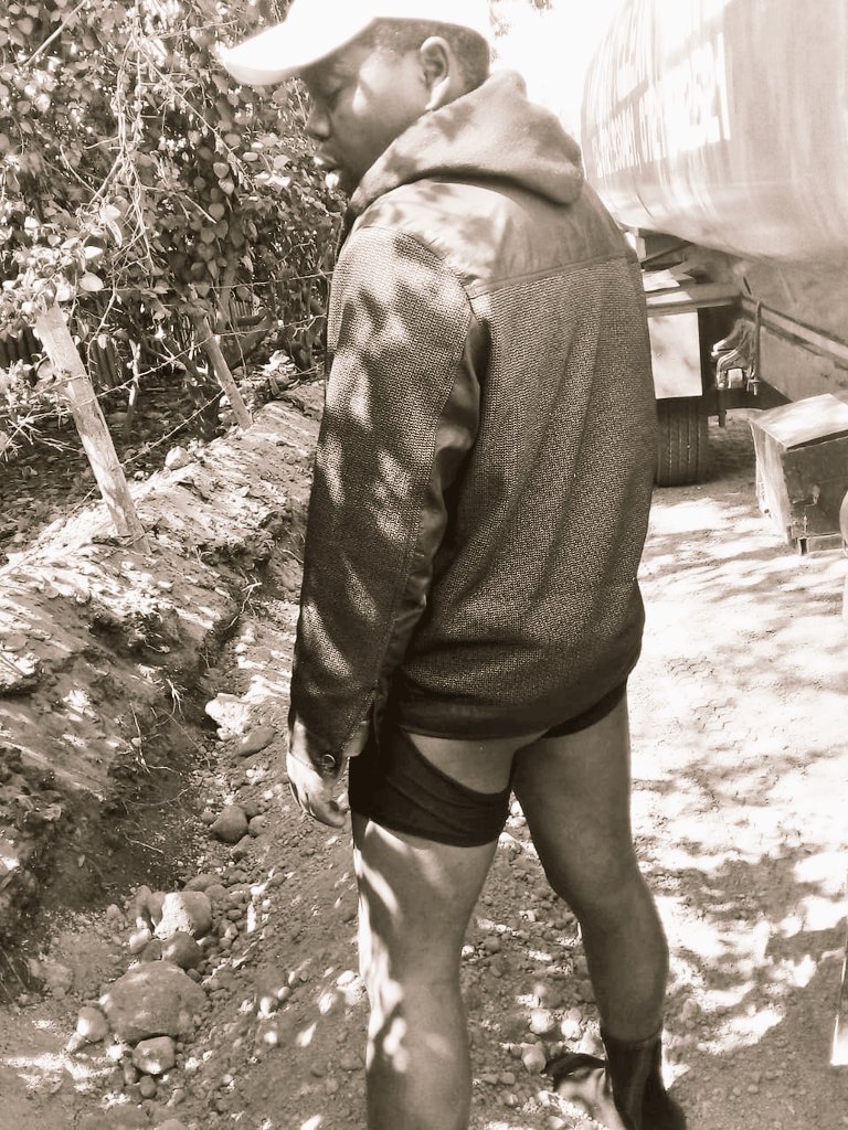 bonifacemwangi's tweet photo. Zechariah Hamisi was driving his truck today. He says a cop stopped him and demanded a sh2000 bribe, he offered Sh200. They disagreed. He was beaten, chained on the wheel. He has managed to escape after they opened the handcuffs. His truck KBC 180S is now at Athi River Police St. https://t.co/7J7ZfAzMZP