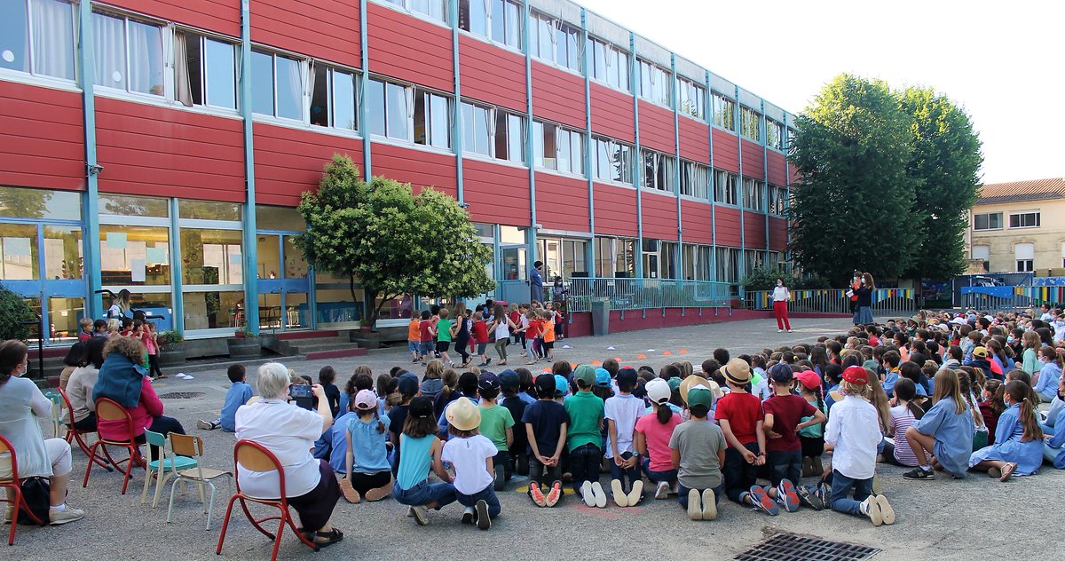 EnsembleASC's tweet image. Vendredi nous avons vécu une belle fête de l'école dans la bonne humeur, la joie de partager et de chanter ! Le thème « Ensemble sur la Terre » rappelait  toutes les valeurs auxquelles nous sommes attachés à l' #ASC
Bravo pour votre enthousiasme &amp;amp; cette journée haute en couleurs!