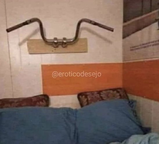 PutariaDi's tweet photo. Ela: pq tem um guidão de bicicleta na parede do seu quarto?

Eu: você já vai descobrir https://t.co/QRV1ZaJkRj