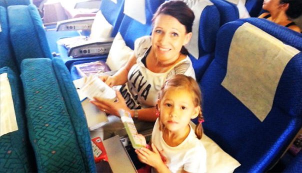 jadoreteens's tweet photo. Dave Hally Took One Last Photo Of His Wife And 4-Year-Old Daughter Before Takeoff For Their Dream Vacation Aboard Mh17, Shortly Before It Was Shot Down Over Ukraine By Russia-Led Forces, Killing Everybody On Board https://t.co/bpD16STmnB