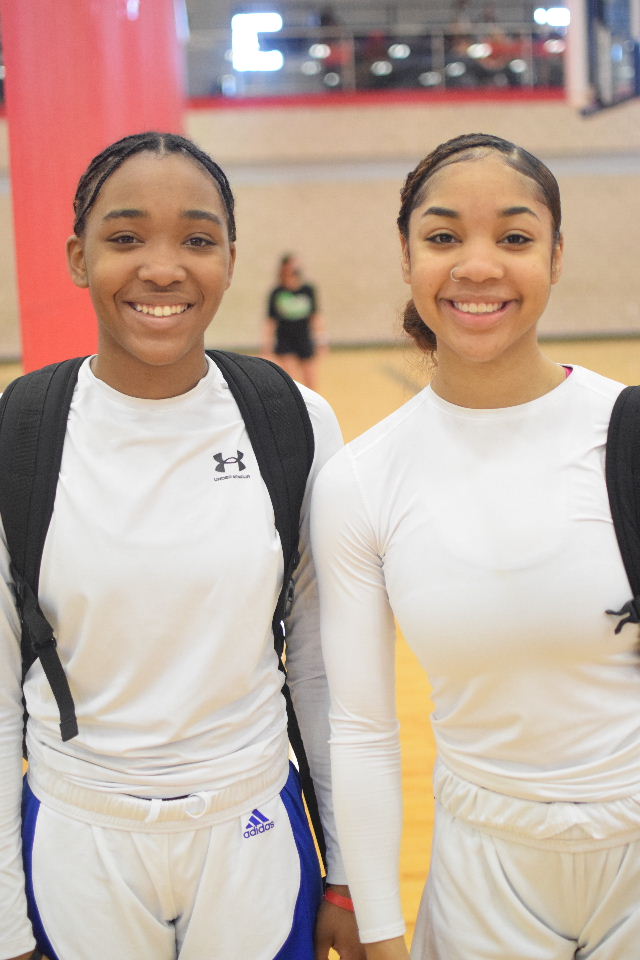 girlzprepreport's tweet photo. Why not call today "double-trouble" Tuesday as I dive into @atxelitebball #TJShowcase star-studded event with @HoUCoachChuck11 2022 Gold stars Janae Tucker @PeytonOverton1 https://t.co/Z7UIylW3iV