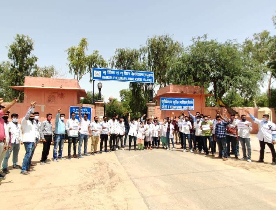 JeetuKariwal's tweet photo. देश का प्रत्येक नागरिक सांसद @Manekagandhibjp आपके असली चेहरे से परिचित हो चुका है, आपने इस देश की जनता को पशुप्रेम के नाम पर बेवकूफ़ बनाया है इसलिए आप बाहर निकले और इस जनता से माफ़ी मांगे! 
#ManekaSupportsQuackery
#PseudoAnimalLover
#ApologizeManekaGandhi
@PMOIndia @aajtak https://t.co/iyKtVFMGQD