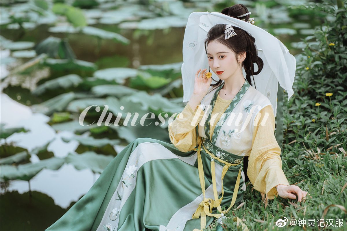 HanfuUk's tweet photo. 𝚃𝚊𝚗𝚐 𝚂𝚝𝚢𝚕𝚎 𝙷𝚊𝚗𝚏𝚞 (唐） 

by 钟灵记
———
#漢服 #唐制 #汉服 #Hanfu #Tang https://t.co/uisRD1ccPs
