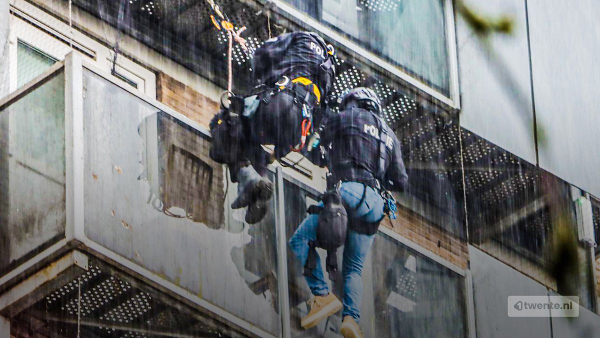 Inval in wooncomplex in Enschede: politie klimt met touwen op balkon

bit.ly/3dIY8sn

#Enschede #Politie #DSI #Politie #Inval