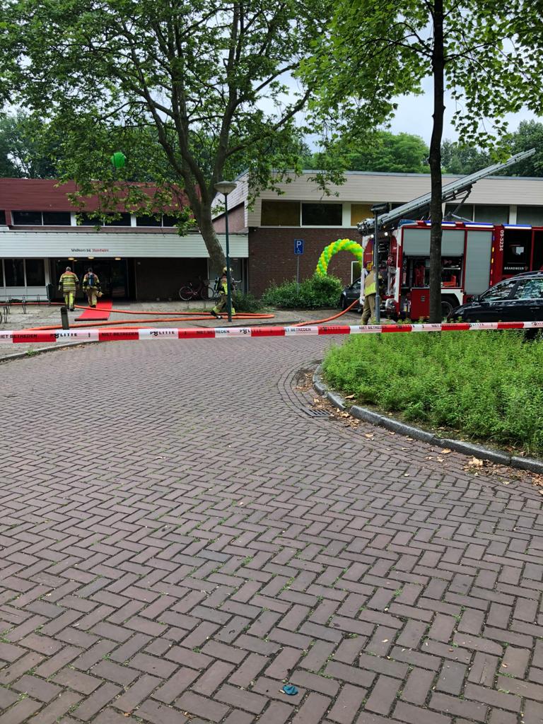 Eind van de ochtend is er brand ontstaan tussen het plafond in Sporthal Steinheim. Waarschijnlijk is kortsluiting de boosdoener geweest. Gelukkig was de brand snel onder controle.
📆 29-06-2021
🚨 Uitruk 79 P1 Middelbrand Sporthal Steinheim Laco
🚒 TS5234
📍 Wijngaardsesteeg