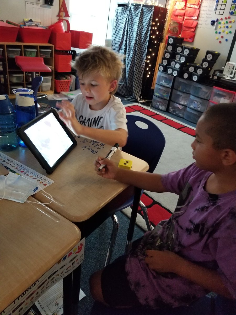 Social scientists in the making...examining old photographs, engaging our schemas, digging deep to question and to notice details.
@leahmmcopeland 
<a href="/WinnwoodRocks/">Winnwood Elementary School</a> 
#3rdgradesocialscientists