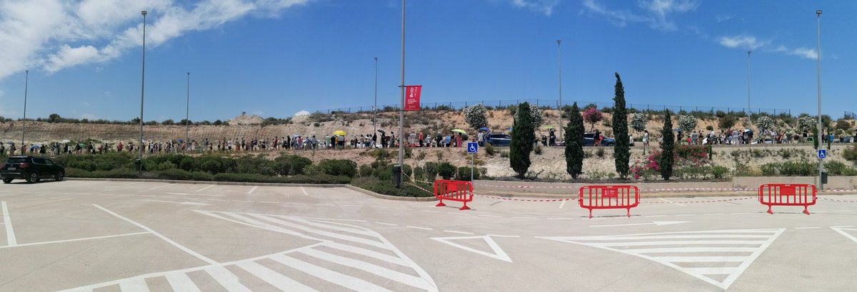 braceli's tweet image. Ciudad de la Luz Alicante. Vacunacion. Te Dan cita y ahora más de 2 horas de demora en largas colas al Sol 29°. Porque tienen que cumplir los plazos. Increible  e inhumano.  A tragar.